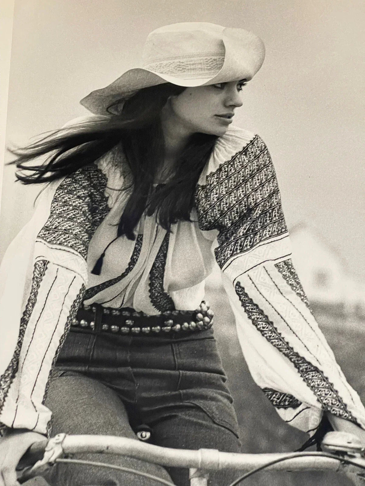 Ie tradițională sau o Blouse Roumaine? De ce piesa noastră nu este un costum popular, ci fashion couture.