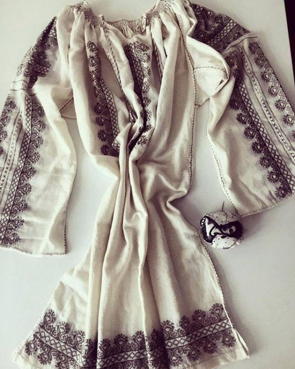Rochie Traditionalã 'Creasta Cocoșului' Lucrată Manual