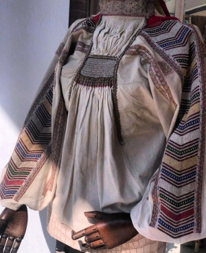 Ie veche 100 ani specifica costumului popular bulgaresc din Banat