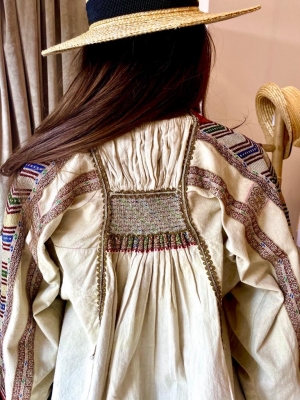 Ie veche 100 ani specifica costumului popular bulgaresc din Banat