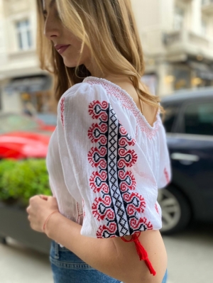 Romanian blouse short sleeved folk pattern handmade The Comb