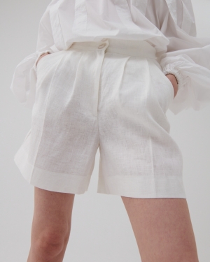 Under Flirty Linen Shorts In white