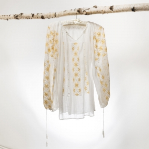White and golden silk embroidered Romanian peasant blouse handmade by artisans - La blouse roumaine