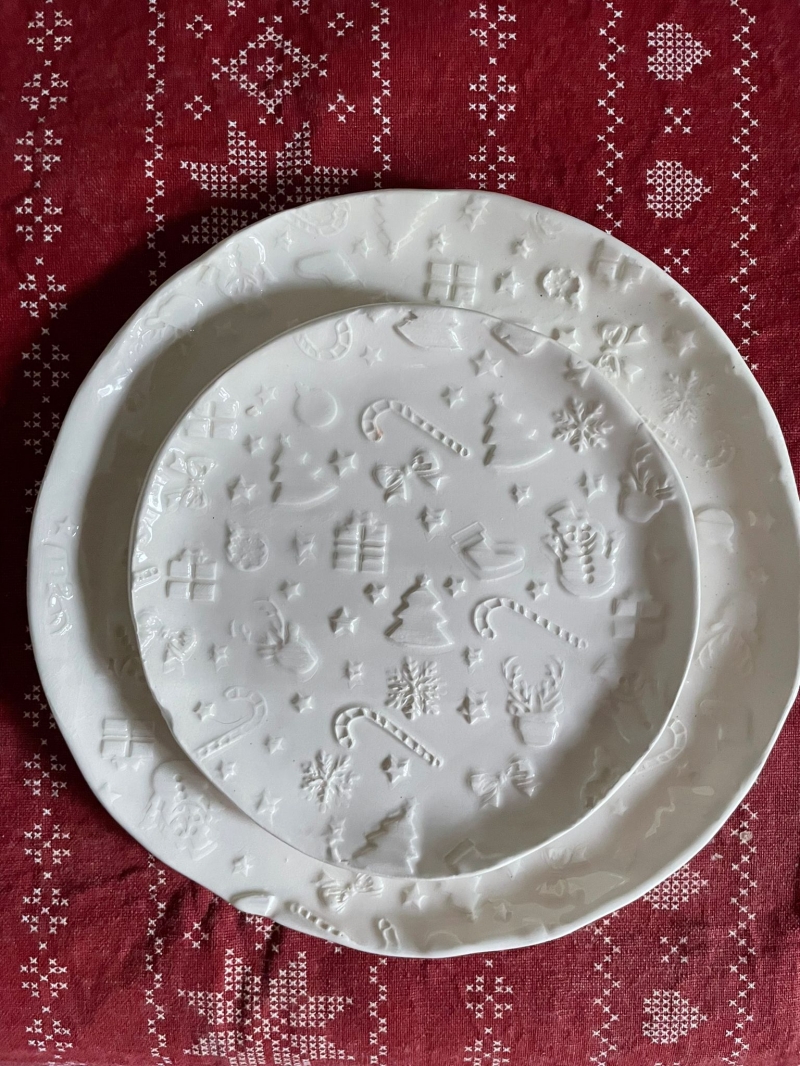 Farfurie apertiv desert de Craciun creata manual 16 cm diametru  Ceramica de Soare