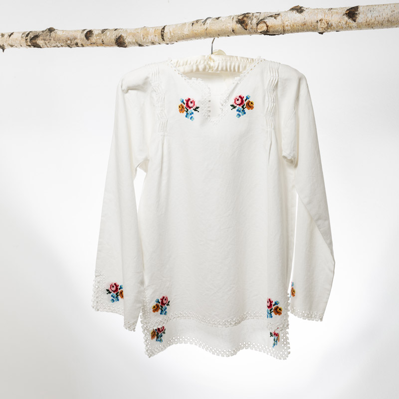 Romanian peasant blouse in white with flower embroidery made by artisans in Murmures S size