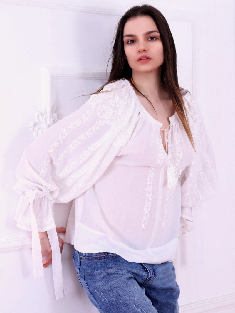 Bluza Dama Tip Ie Moderna Stilizata ROSES Broderie Alba De Inspiratie Traditionala FLORII